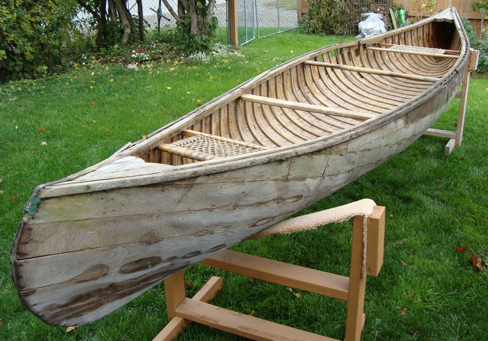 Old Wooden Canoe http://canoeguybc.wordpress.com/category/wood-canvas 